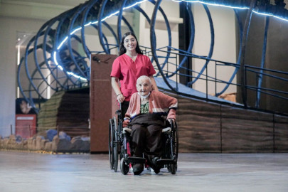 Visitan abuelitos exposición "Tierra de Dinosaurios"