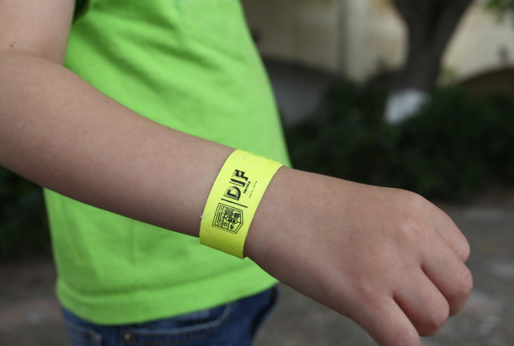 DIF colocará pulseras a menores con número de celular de padres