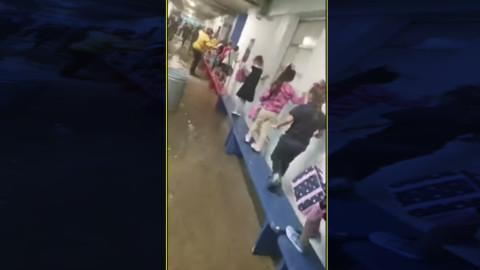 Con bancas crean puente para evacuar niños en escuela inundada en Houston