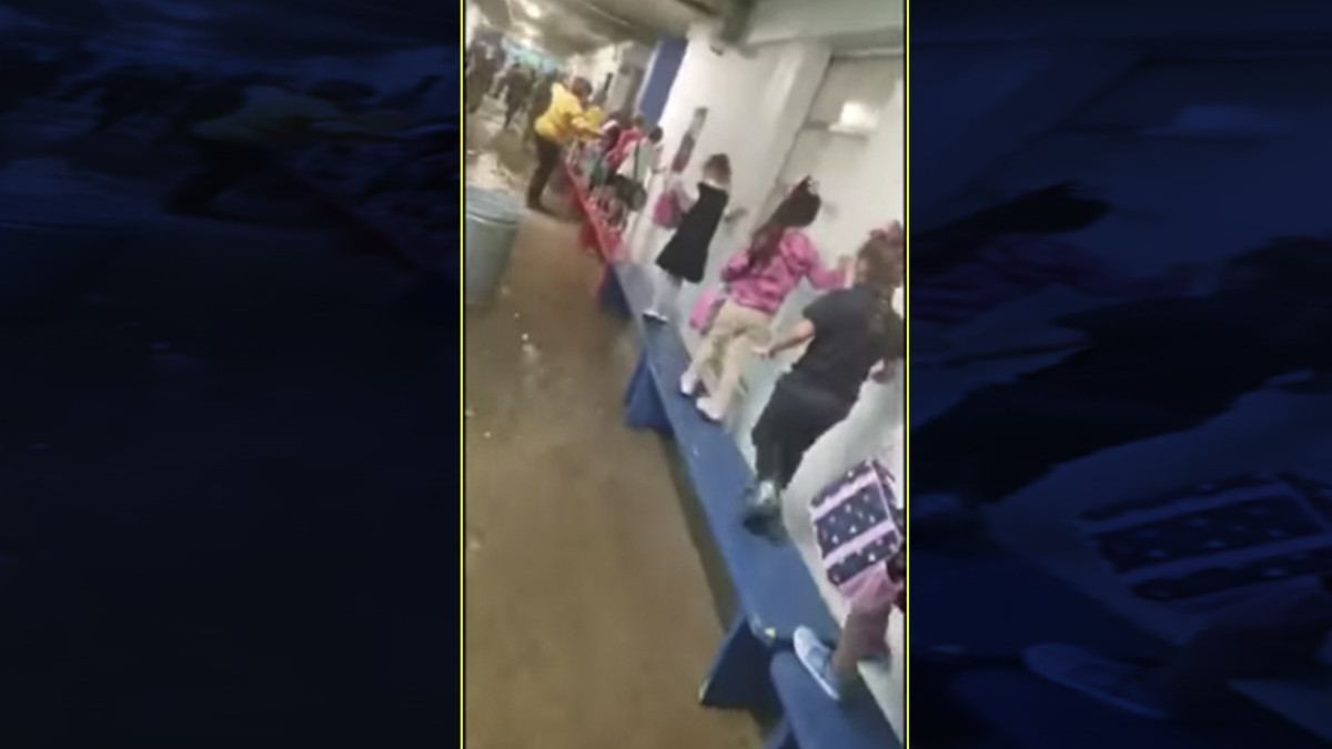 Con bancas crean puente para evacuar niños en escuela inundada en Houston