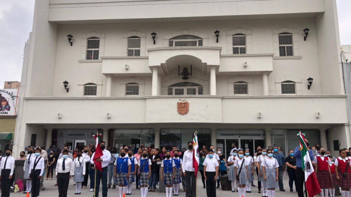 Abanderan a escuelas en el Día de la Bandera