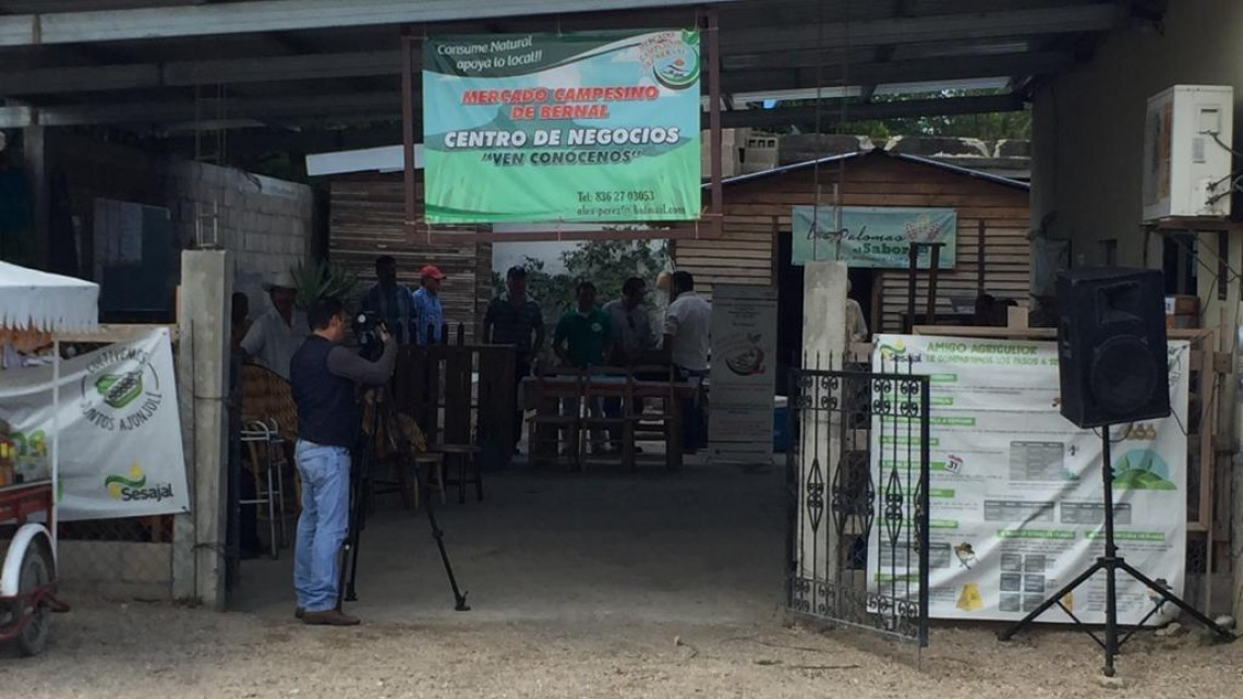 Productores del campo y artesanos se unen para exponer sus productos