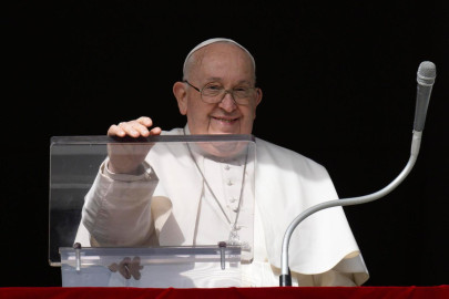 Papa Francisco sigue en estado “crítico” pero “estable”: espera resultados de una TAC