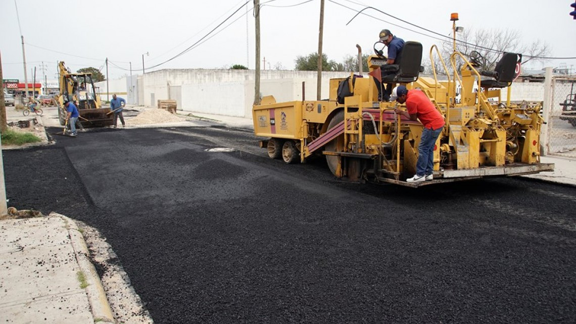 Supervisa alcaldesa obras de pavimentación 