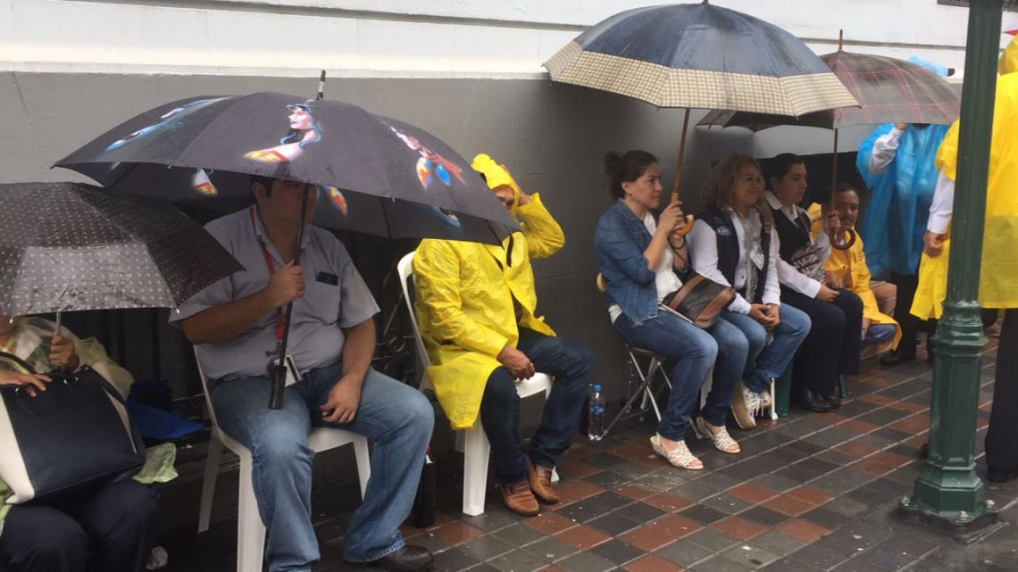 Telefonistas realizan mitin bajo la lluvia