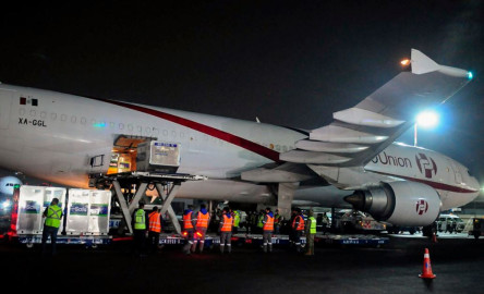 Llegan a México 1.5 millones de vacunas contra el COVID-19 de AstraZeneca pactadas con EU