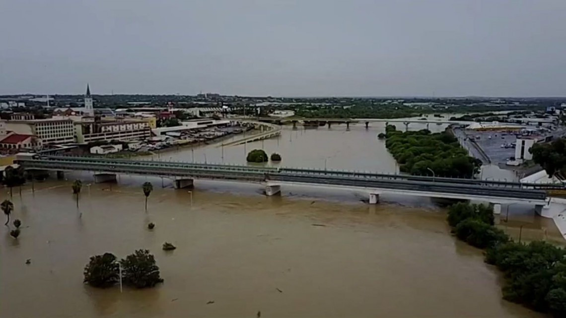 Inundado puente Juárez Lincoln