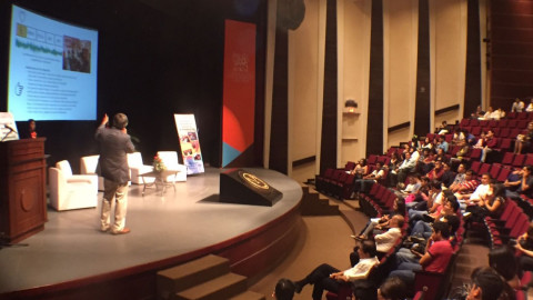 Egresados y alumnos conviven en primer encuentro de comunicación