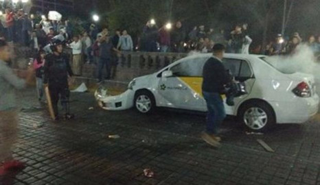 Manifestantes en NL arremeten contra medios de comunicación