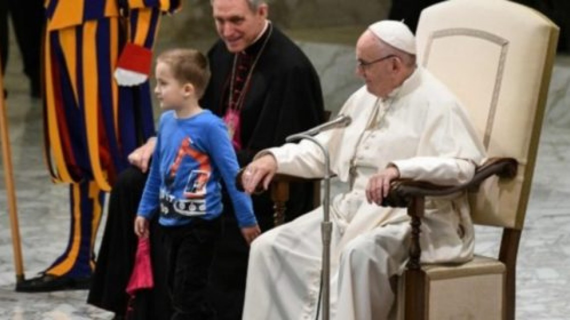 Niño autista conquista al Papa tras interrumpir audiencia