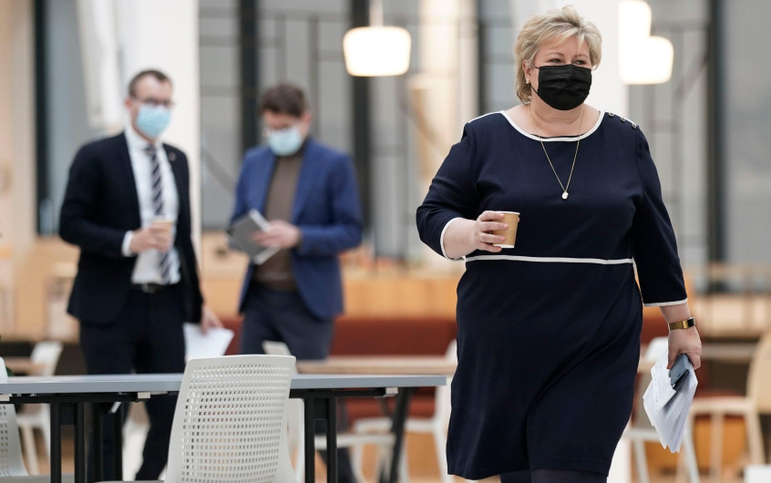 Noruega multa a la primera ministra por violar restricciones anti COVID-19