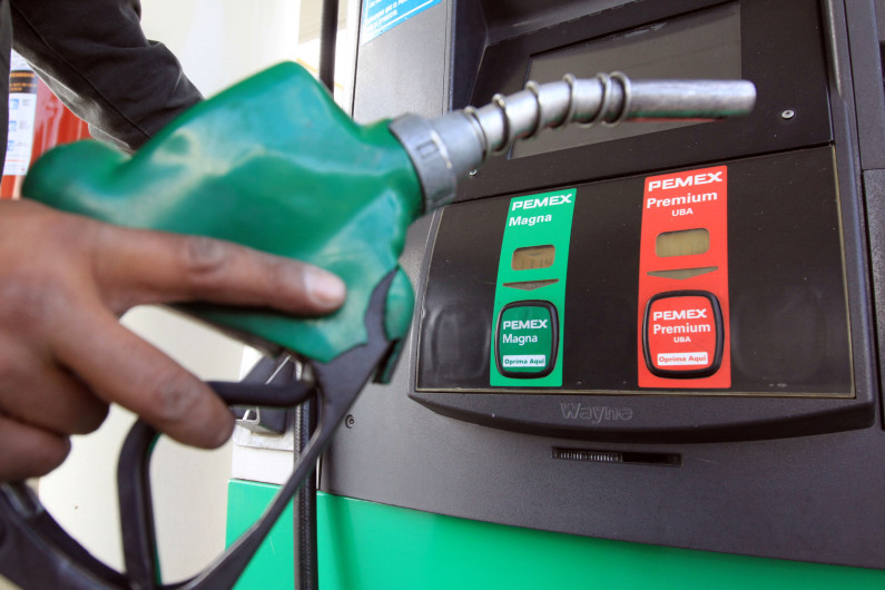 Hallan la gasolina más barata; cruzan la frontera