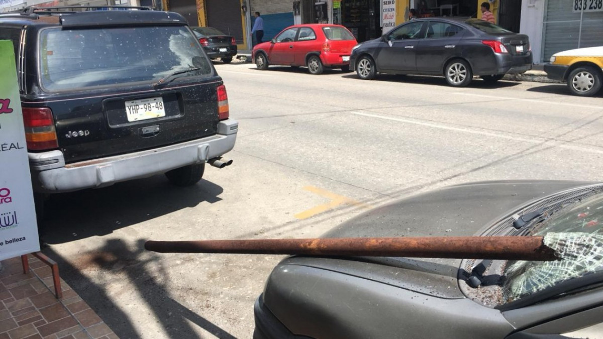 Cae tubo de alumbrado público y daña dos unidades particulares 