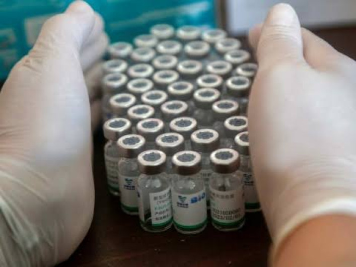 Detienen a enfermeras por robar 500 vacunas contra Covid-19