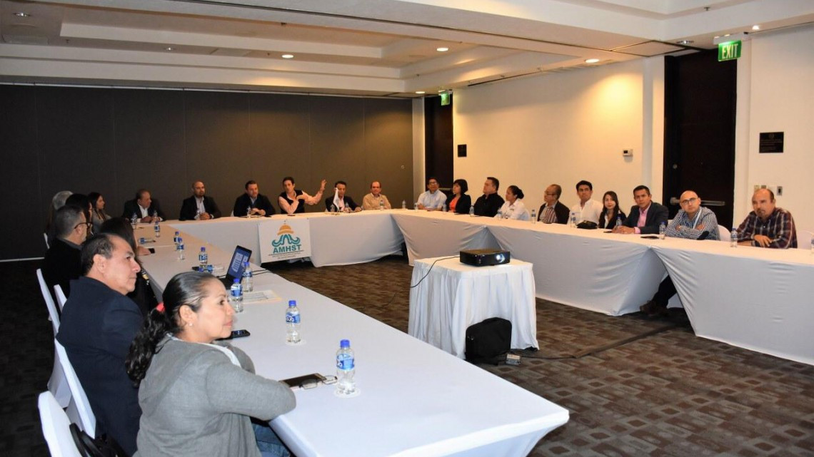 Se reúnen hoteleros con Secretario de Turismo estatal 