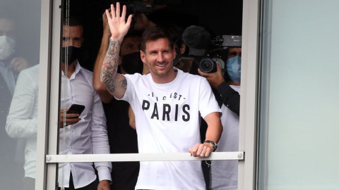 Llega Messi a París para cerrar su fichaje con el PSG 