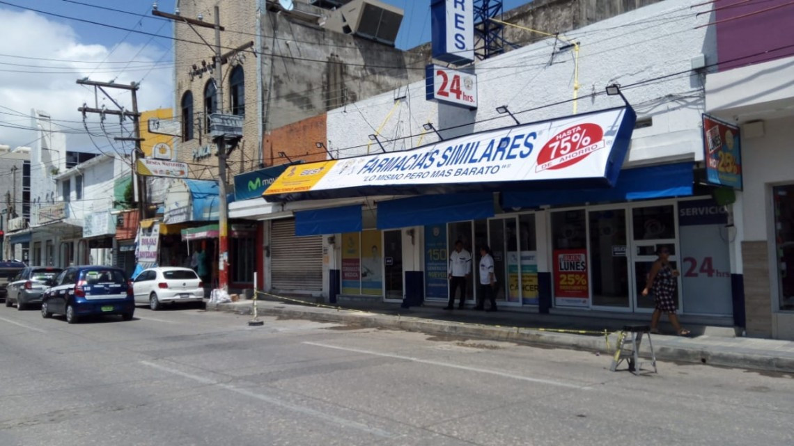 Camión de refrescos daña anuncio de una farmacia
