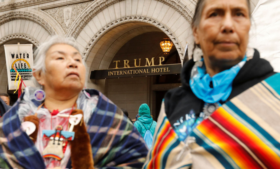 Protestan indígenas frente a la Casa Blanca contra la construcción de oleoducto