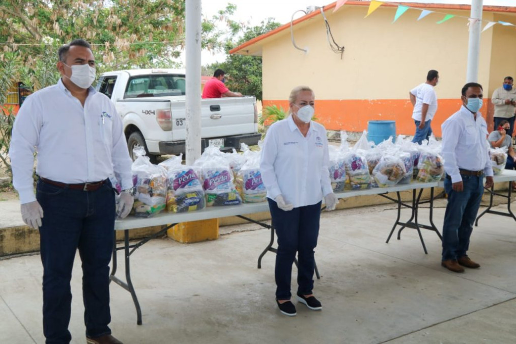 Distribuye Alma Laura Amparán apoyos alimentarios en zonas de atención prioritaria