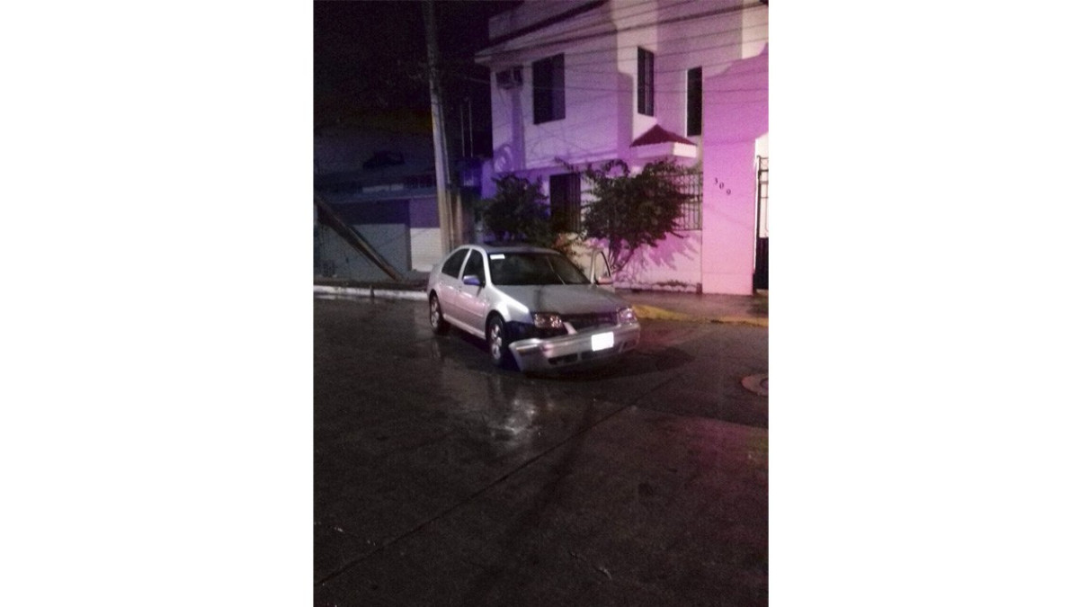 Auto derrapa y tumba poste de Telmex