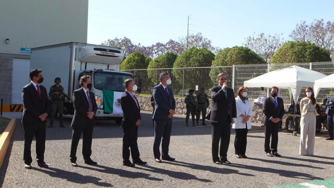 Salen las primeras 940 mil dosis de la vacuna de CanSino contra el COVID-19 en México