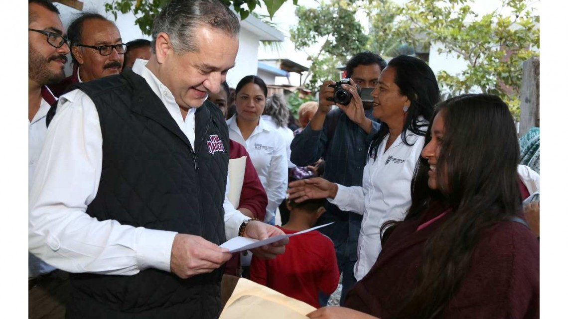 Atiende alcalde de Madero a familias vulnerables