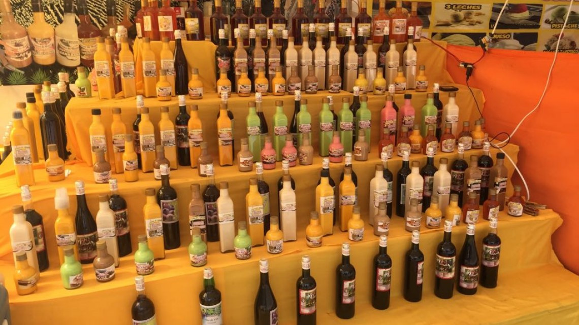 Artesanos exponen su arte en espacios públicos de la zona sur.