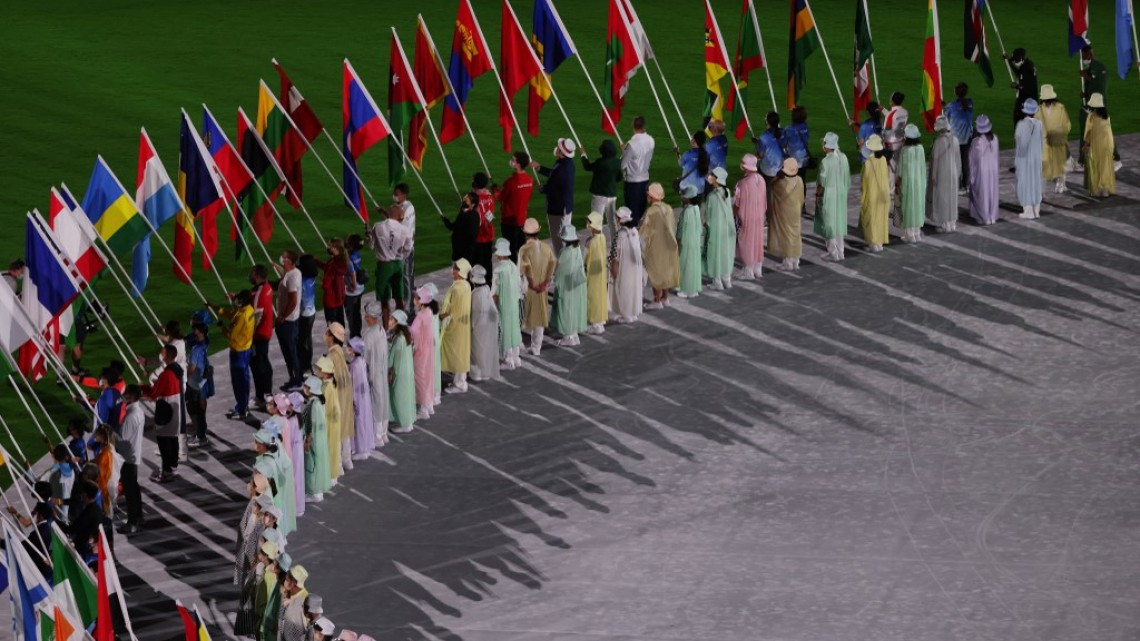 Se apaga la llama olímpica en Tokio; pasan estafeta a París 