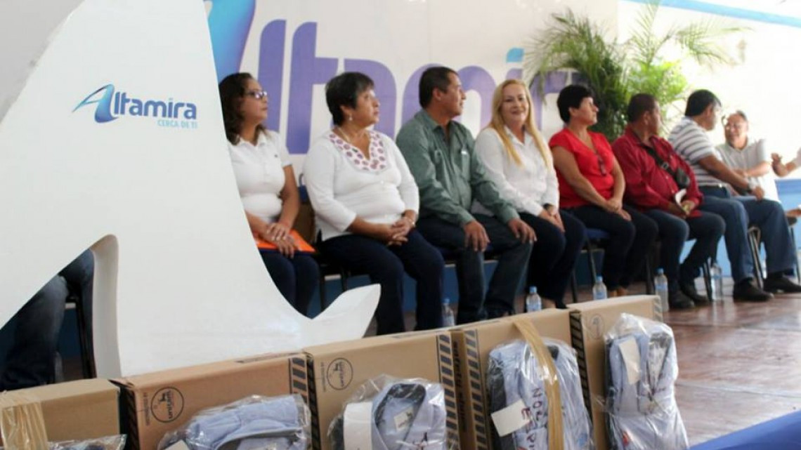 Entregan uniformes a empleados municipales
