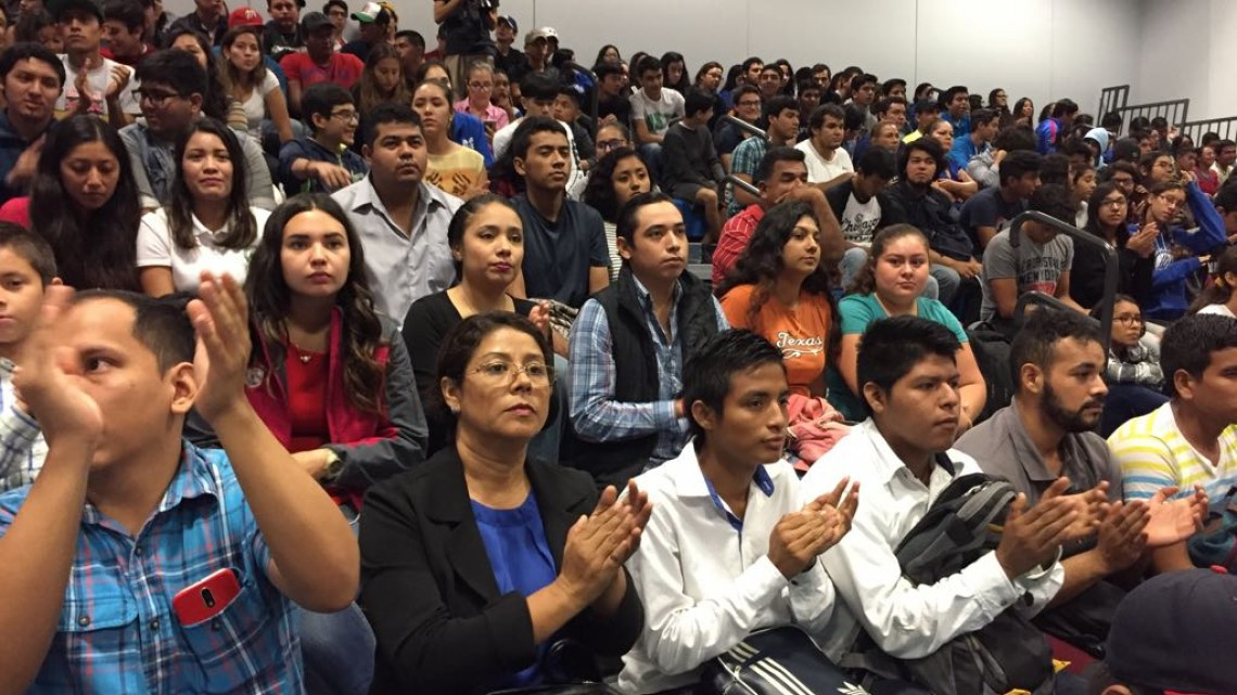 Con experiencias de vida, se busca cambiar la mentalidad positiva a jóvenes