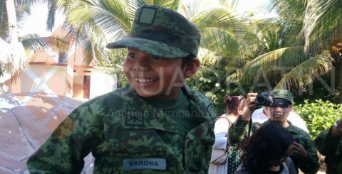 Nombran por un día soldado honorario a niño con cáncer