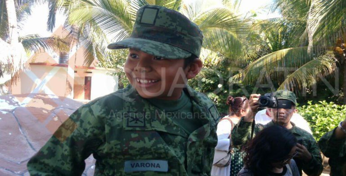 Nombran por un día soldado honorario a niño con cáncer