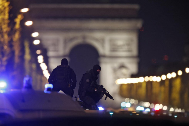 Se atribuye Estado Islámico ataque en Campos Elíseos en París