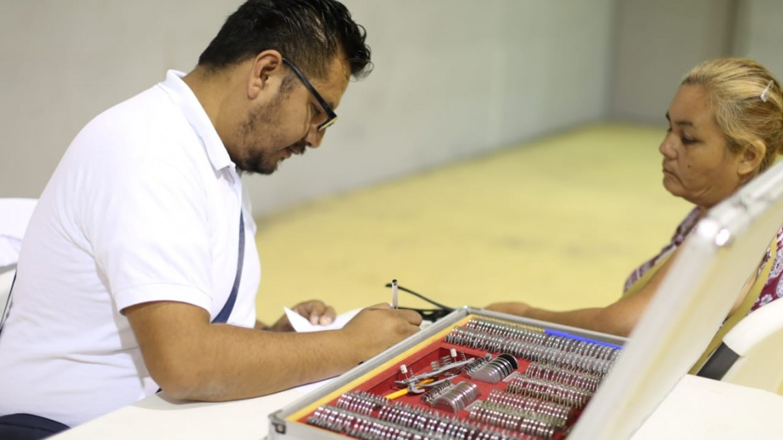DIF Tamaulipas entrega lentes graduados y aparatos auditivos
