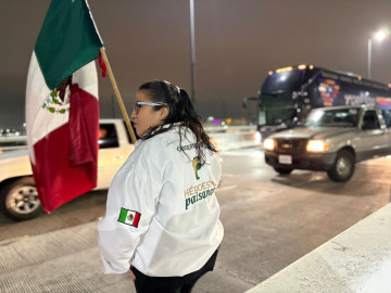 Confianza de paisanos consolida a Nuevo Laredo como principal puerta de entrada al país; cruzan más de 5 mil vehículos con la caravana queretana