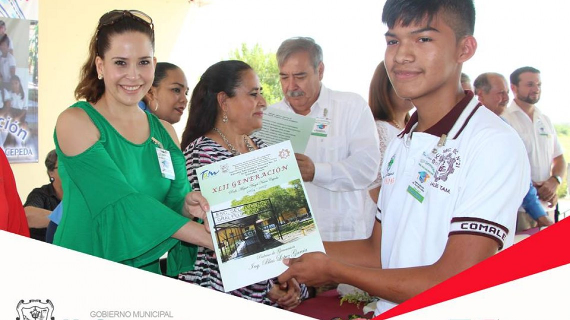Alcalde asiste a ceremonia de graduación