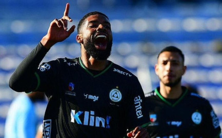 De último minuto, Pumas amarra a Diogo de Oliveira