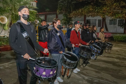 Apoyan a jóvenes que participarán en Concurso de Banda de Guerra