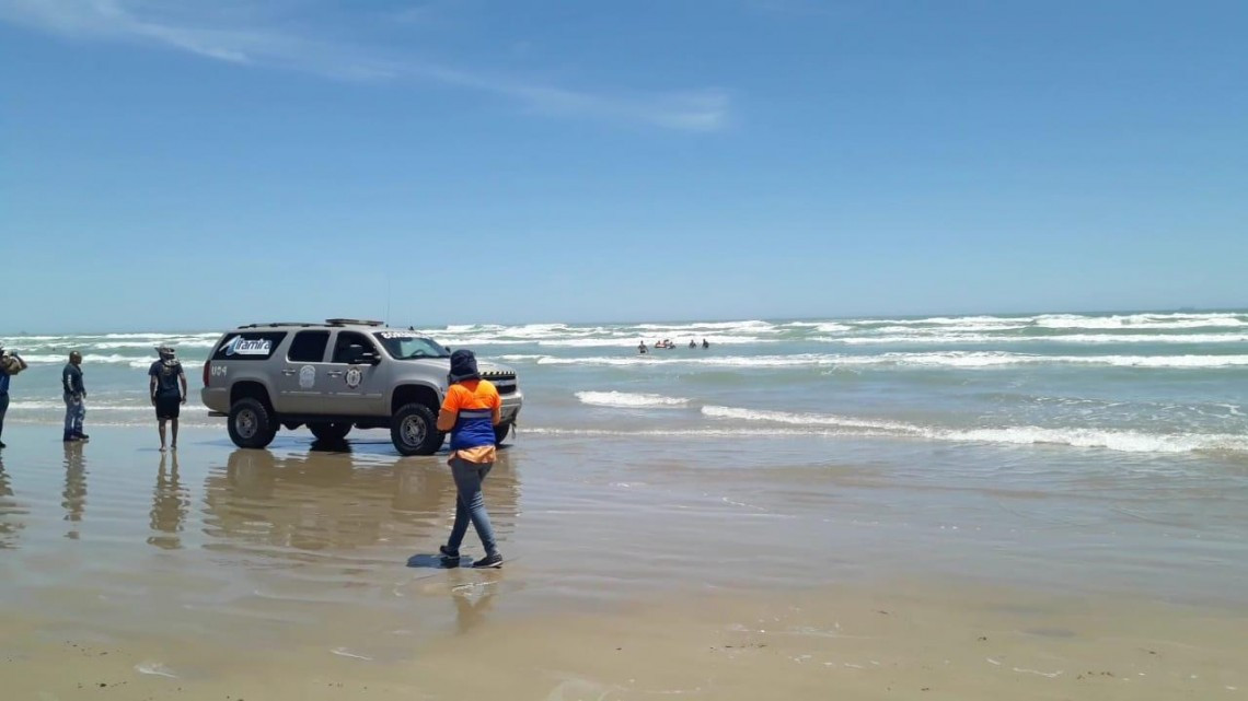 Pronto rescate acuático salva vida a dos jóvenes bañistas en Playa Tesoro