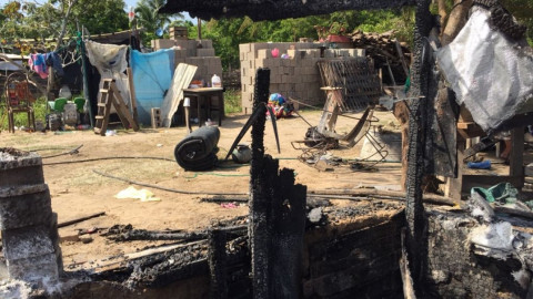 Voraz incendio arrasa con cinco casas