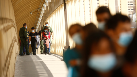 Inicia Texas envió de migrantes a Nueva York 