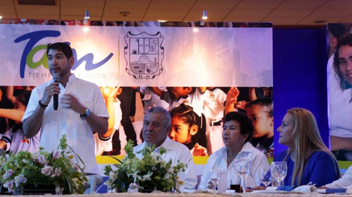 Alcaldesa sostiene reunión con el Secretario de Educación