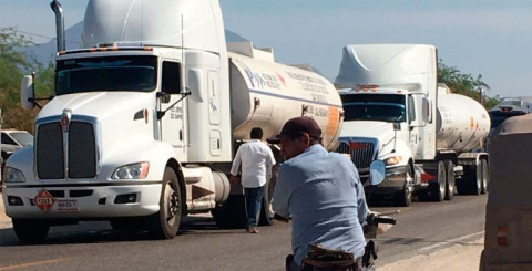 Bloquean la carretera Oaxaca-Tehuantepec en protesta contra el 'gasolinazo'