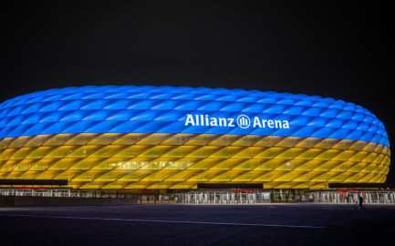 Bayern Múnich muestra su apoyo a Ucrania con iluminación en su estadio