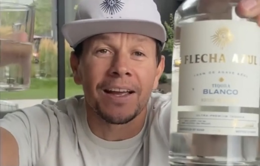 Mark Wahlberg celebra la victoria de Abraham Ancer