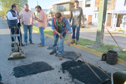 Realizan trabajos de bacheo en ciudad Victoria