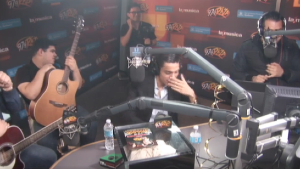 Descubre infidelidad de su novia en programa de radio en vivo