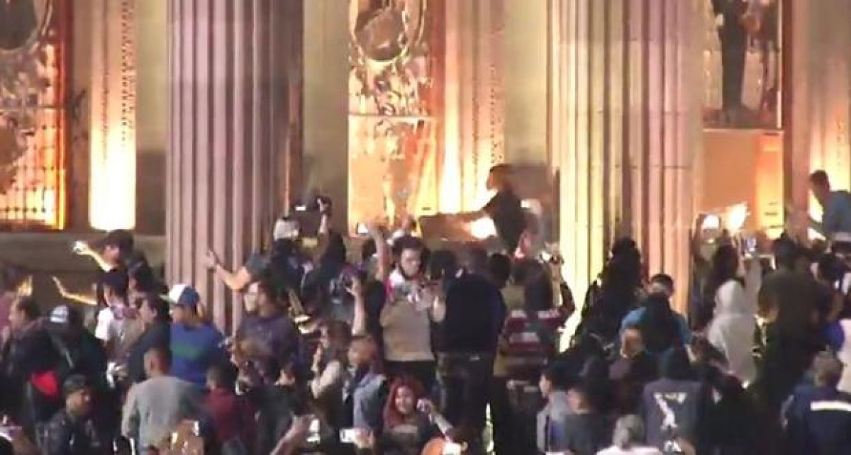 Protesta en NL fuera de control, vandalizan palacio de Gobierno
