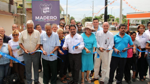 Entrega alcalde de Madero reencarpetado de calle