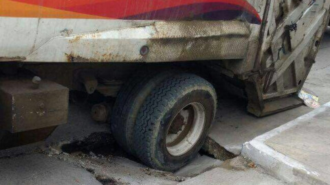 Camión de la basura a  punto de generar socavón